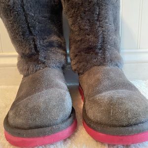 Girls size 1 Gray Ugg boots. Worn for one season. Normal wear.